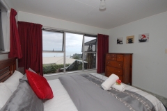 Master bedroom, queen size bed