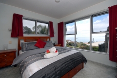 Master bedroom, queen size bed